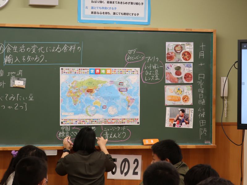 世界地図に産地を書き込む宇田川先生