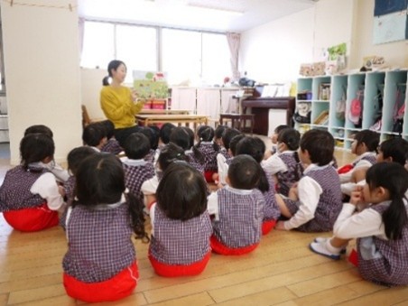 まめエイトの紙芝居を見る園児