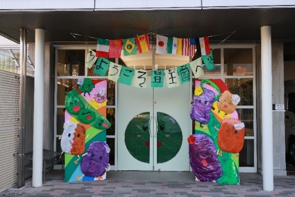 作品展入口となった幼稚園玄関前