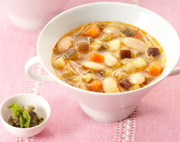 バジル風味のパスタ入り大福豆と野菜スープ